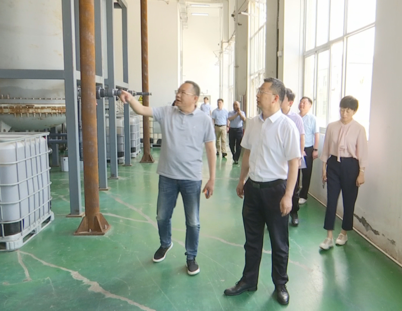 在陪同过程中，市、区领导了解到了古特生物从成立公司研发生物合成技术到现在拥有三座生产基地这十二年来的的发展历程，CEO秦永发对古特生物的生产现状及未来发展规划也作了详细说明。