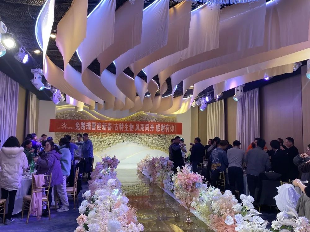 所有员工欢聚一堂，共同举杯庆祝