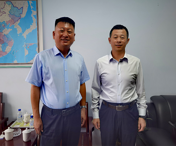 工信局局长田东辉(左一)与金连海副校长合影 工信局局长田东辉(左一)与金连海副校长合影